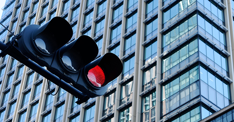 ひととITのコラム 《The雑学》信号機 －信号機という&ldquo;当たり前&rdquo;に目を向けると見えてくること－